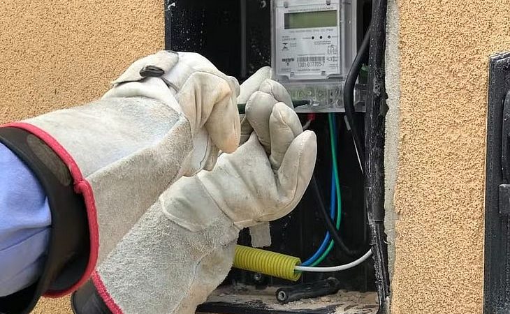 Mulher desacata e tenta agredir PMs para não ter energia de casa cortada após “gato”: “Só são homens de farda”