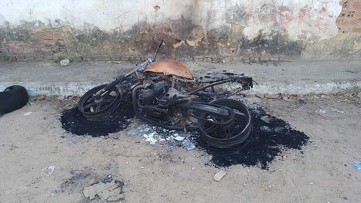 Homem é perseguido e tem moto incendiada em AL