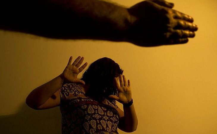 Mulher em cárcere finge ligar para pizzaria e pede socorro à PM