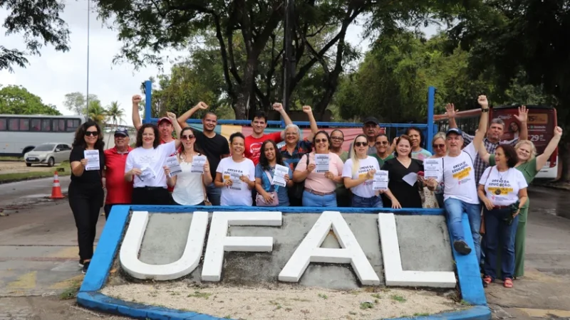Mobilização na entrada da Ufal marca paralisação de 48 horas dos técnicos