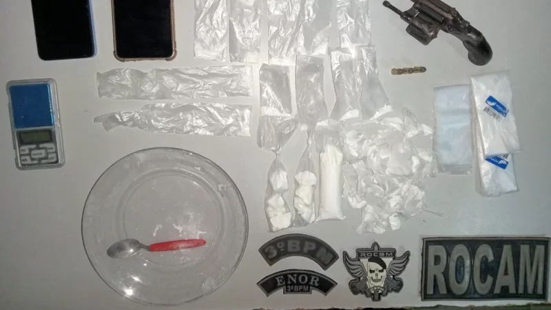 Jovens são presos com arma de fogo e cocaína dentro de bar