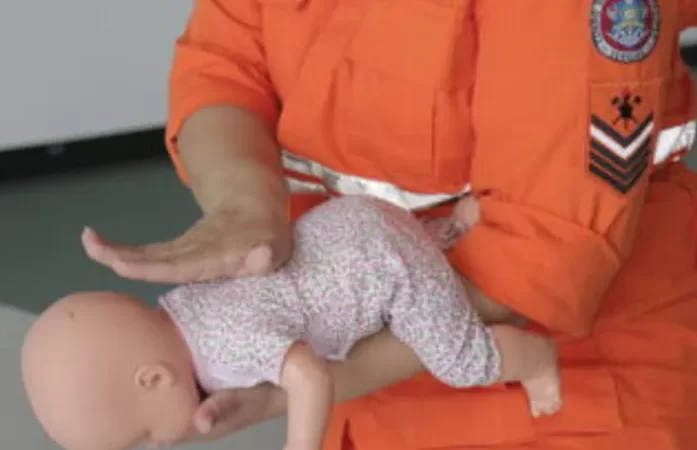 Pai salva recém-nascida de engasgo após receber instruções do Corpo de Bombeiros