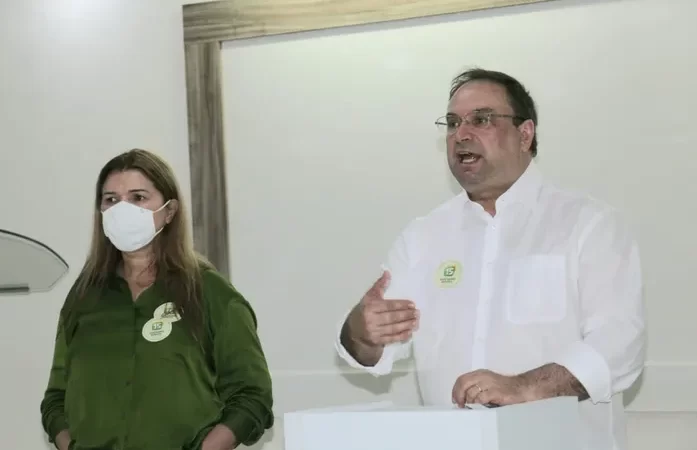Luciano Barbosa esconde a vice Rute Nezinho e põe Célia Rocha na vitrine da campanha