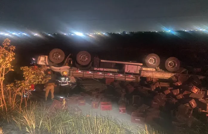 Motorista morre preso às ferragens após caminhão tombar na BR-101, em São Sebastião