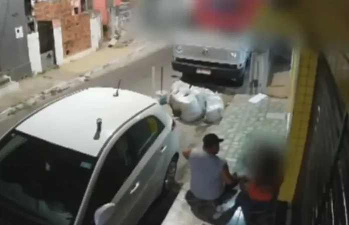 Mulher sofre tentativa de estupro e é agredida na calçada de sua casa