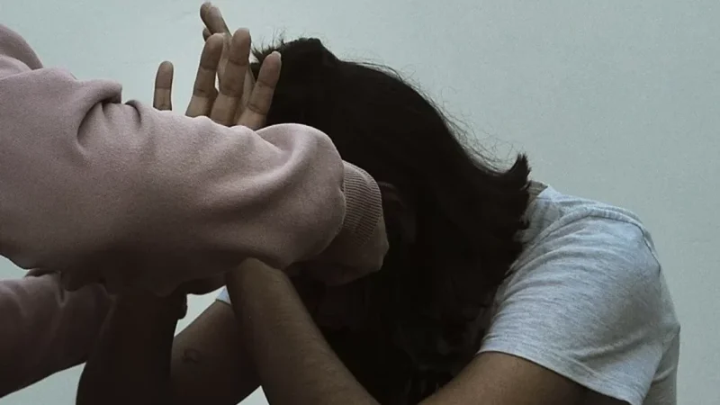 Mulher é agredida pelo próprio filho dentro de casa