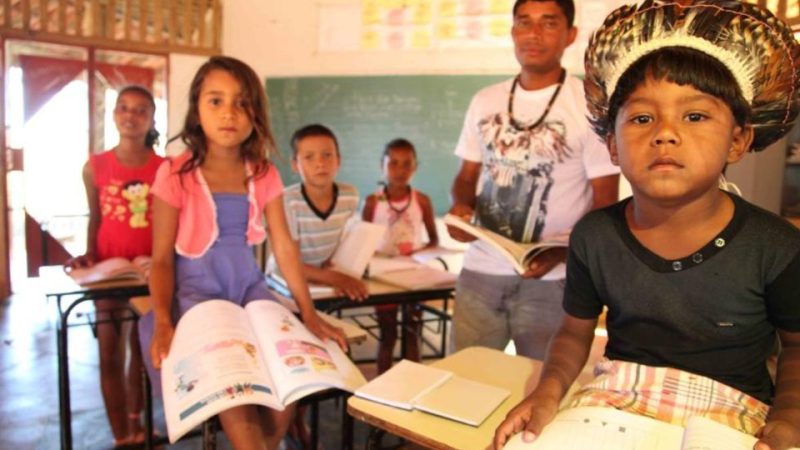 Comissão aprova definição em lei do piso salarial para professores indígenas