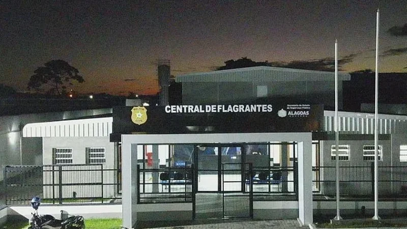 Homem é espancado e detido pela população após agredir ex-mulher