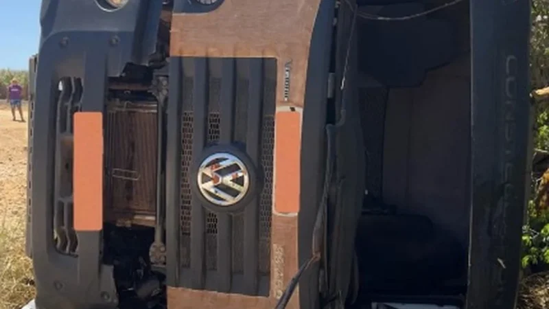 Homem fica ferido durante tombamento em caminhão na rodovia AL-105