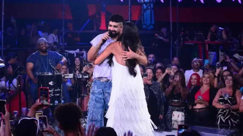 Beatriz Ferraz troca carinhos com Dilsinho no palco