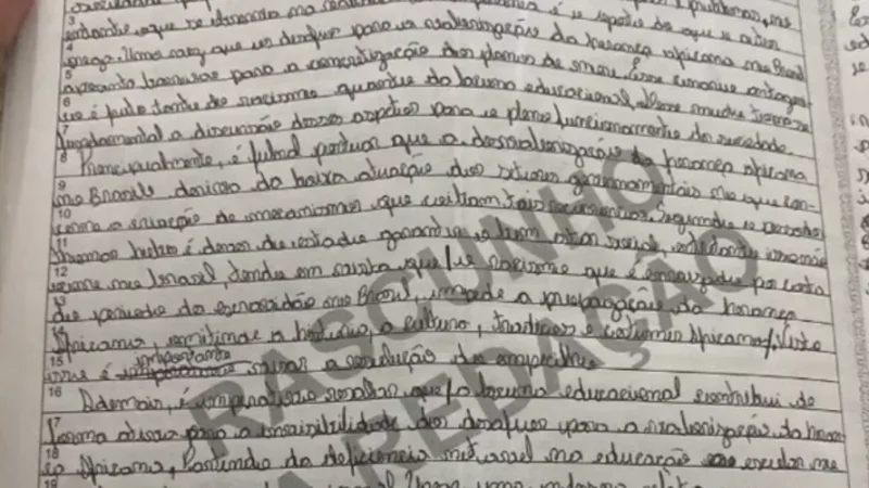 ‘Cola’ no Enem: candidatos postam que levaram modelos de redação escondidos para casa