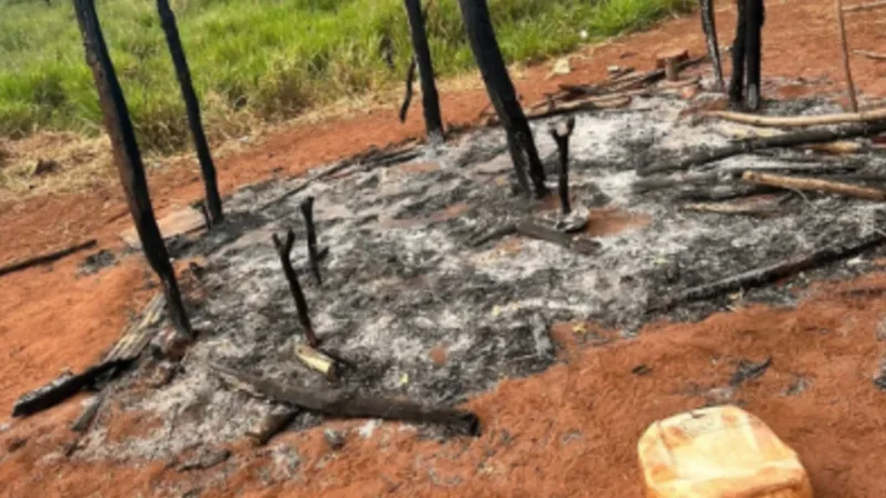 Disputa entre terras em aldeia faz homem colocar fogo em casa com crianças