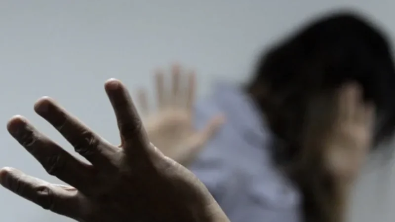 Homem é preso ao agredir esposa grávida e deixá-la sem condições de se levantar