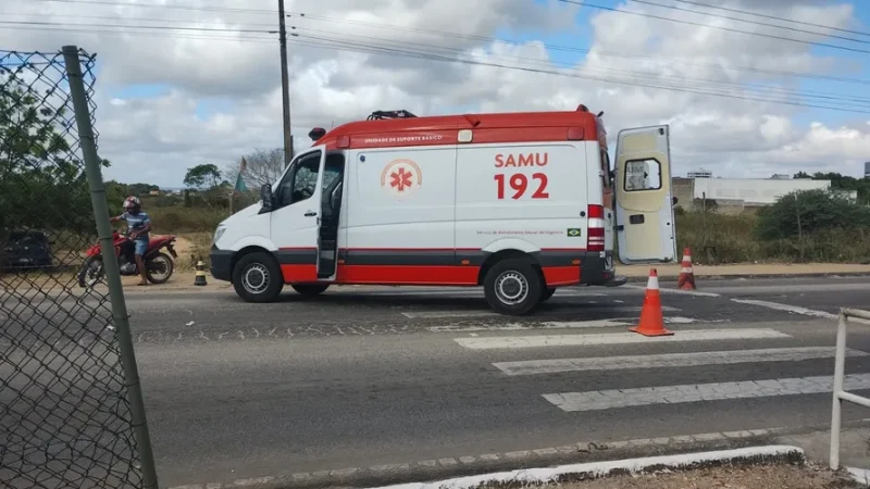Idoso tenta atravessar faixa de pedestre correndo e acaba atropelado por moto