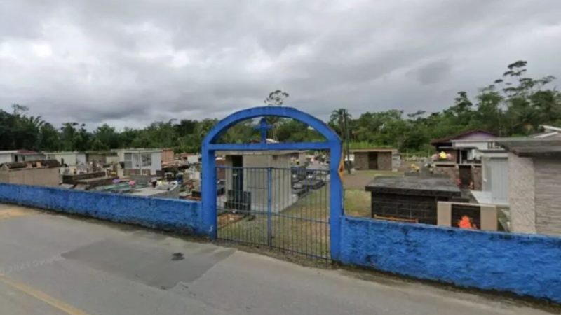 SC: idoso exuma corpo da mãe e leva restos mortais para a cozinha de casa