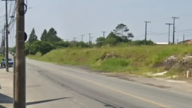 Mulher pula de carro durante briga com o marido e morre atropelada