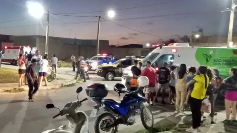Motociclista atropela crianças que desembarcavam de ônibus escolar
