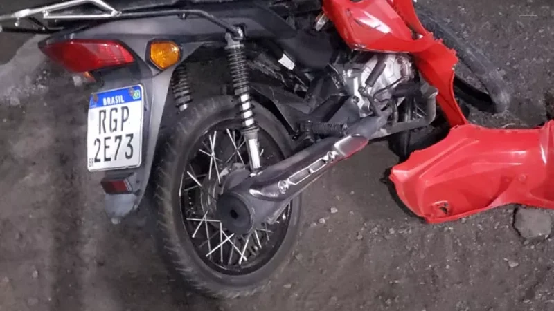 Entregador fica ferido após atingir caminhão no interior de AL