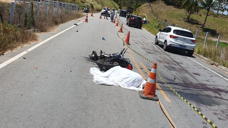 Motociclista morre após bater em caminhão