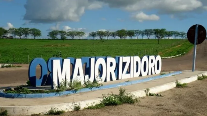 Carro pega fogo na zona rural de Major Izidoro e chamas atinge área de vegetação