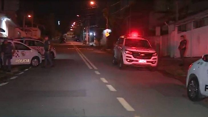 Homem mata a mãe e se entrega em delegacia com filha de sete meses no colo