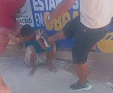 Suspeito de estuprar criança de 10 anos é espancado por populares no Jacintinho