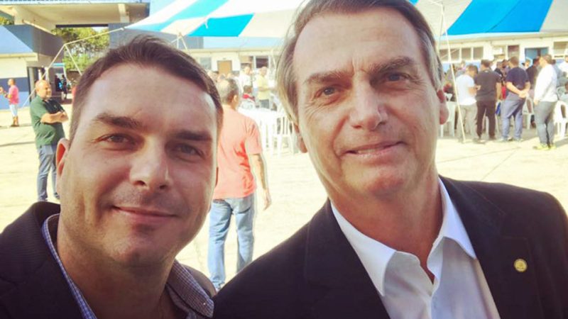 Mesmo inelegível, Bolsonaro pode vencer Lula, diz Flávio no X