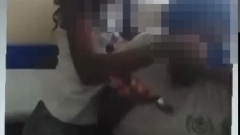 Adolescente vítima de bullying tem rosto empurrado em prato de merenda