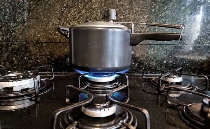 Panela de pressão explode e deixa merendeira ferida em escola pública