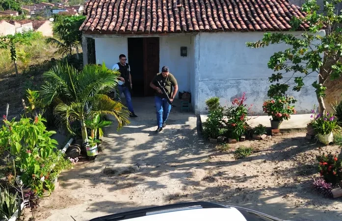 Foragido por ter matado idoso a golpes de facão é preso, em AL