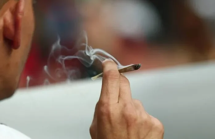 Multa para quem consumir maconha ou outras drogas ilícitas em lugares públicos agora é lei em toda AL; valores diferem em Maceió e no interior