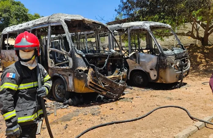 Ônibus da Prefeitura de Coité do Nóia em AL são destruídos após incêndio em pátio de secretaria