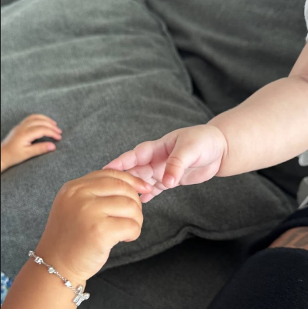 Neymar Jr. baba ao mostrar as filhas, Mavie e Helena, de mãos dadas