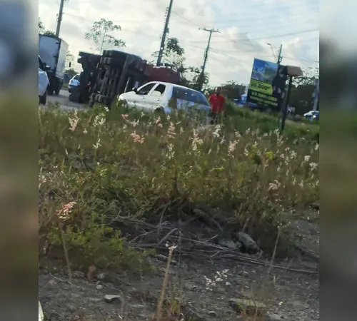 Carreta carregada com cerca de 35 mil litros de combustível tomba na AL-215