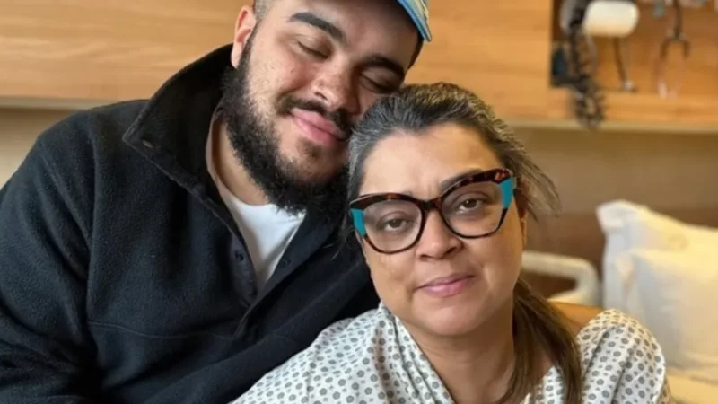 Filho de Preta Gil posta de mãos dadas com a mãe: “Lutando muito”