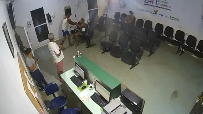 Homem que agrediu mulher em UPA no Agreste tentou invadir unidade com moto e danificou porta