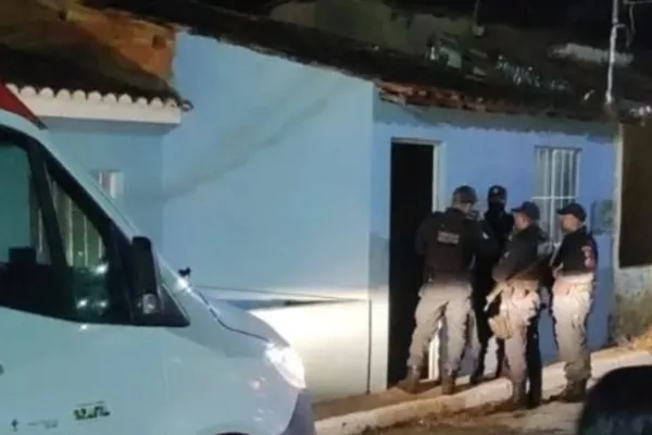 Jovens são encontrados mortos com golpes de faca no interior de residência