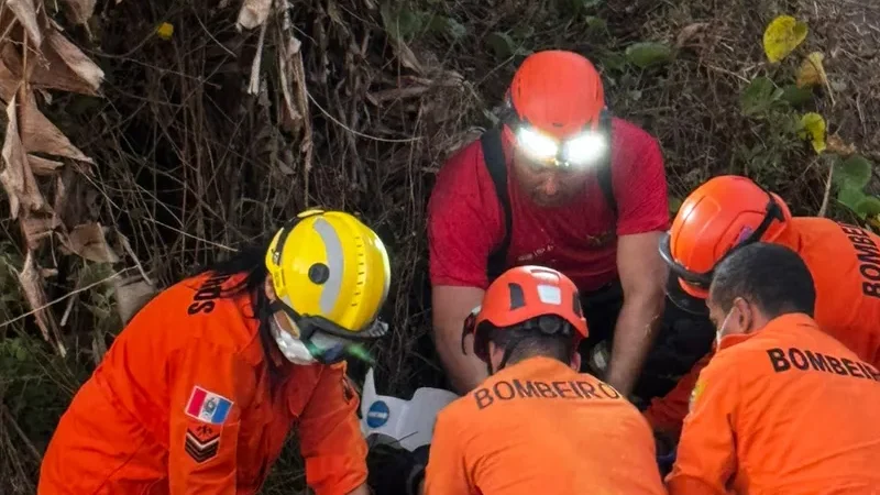 Motociclista cai em ribanceira de 8 metros e sofre fratura na perna