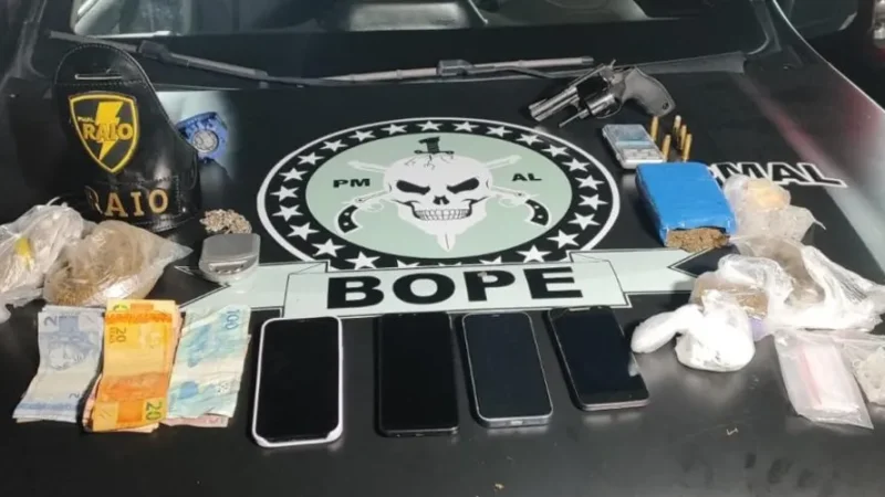 PM apreende drogas e armas na Pajuçara e recupera materiais furtados no interior de AL