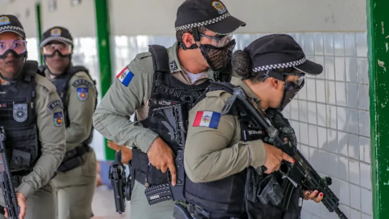 PM realiza simulado de ataque à escola no Colégio Tiradentes