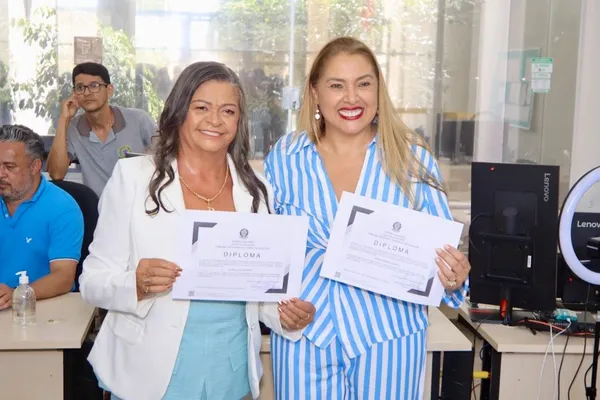 Prefeita eleita de Palmeira dos Índios, Tia Júlia é diplomada em cerimônia