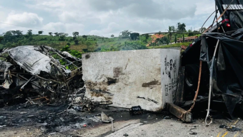 Motorista de carreta envolvida em acidente com 41 mortos se entrega à polícia
