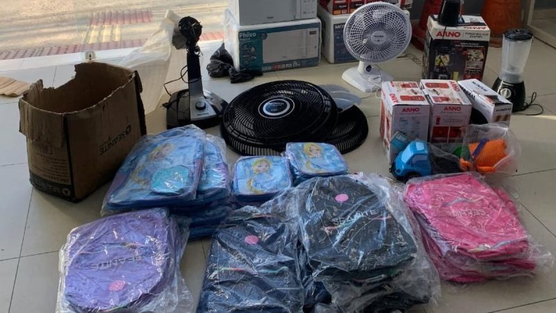 Polícia recupera dezenas de produtos saqueados após acidente com caminhão no interior de AL