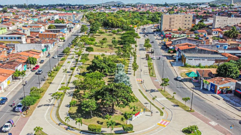 Adolescente é apreendido após colidir moto em viatura da PM