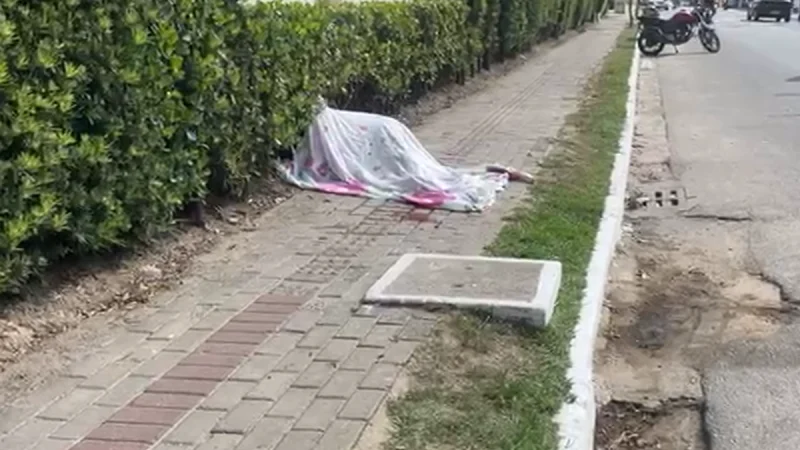 Jovem é executado a tiros na frente de condomínio no Antares; suspeitos fugiram em carro