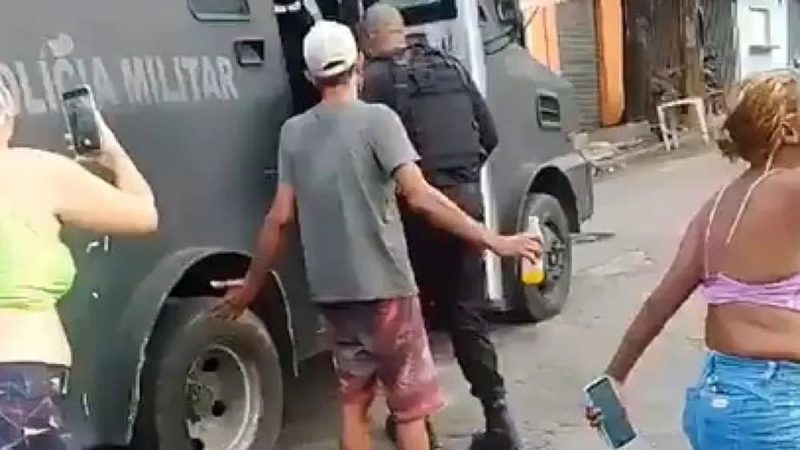 Criança de 10 anos é baleada enquanto jogava bola; moradores acusam Polícia Militar