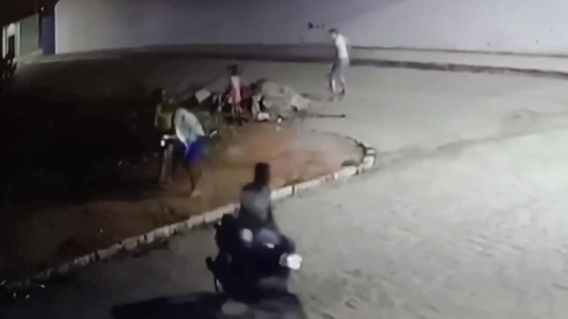 Mulher é assaltada e, após o ato, ela tenta jogar pedra em dupla em moto, no interior de Alagoas