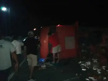 Caminhão tomba após colidir com carro de passeio na AL-125 em Olivença