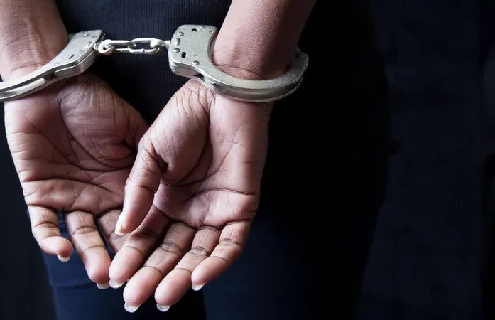 Mulher é presa por matar homem de 27 anos com tiro no tórax; ela alega que o disparo foi acidental