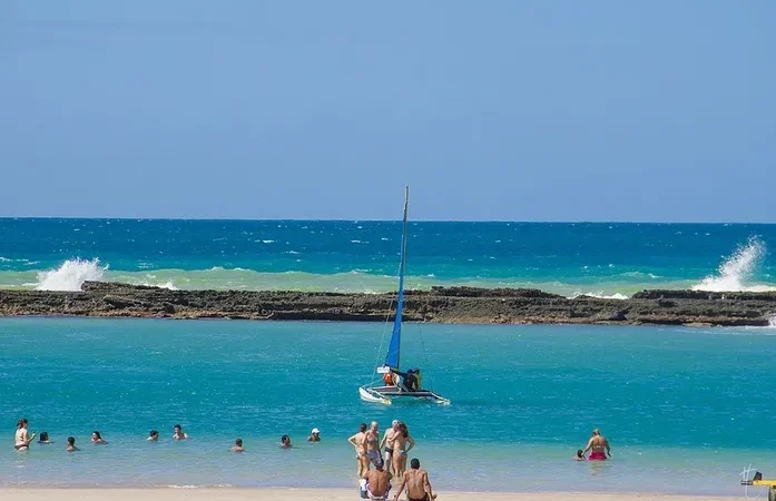 Idoso é preso por gravar vídeos de criança de 10 anos de biquíni na Praia do Francês